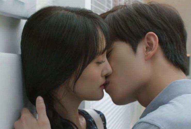 Những cảnh hôn không mở miệng trong phim tỷ lượt xem gây tranh cãi-9
