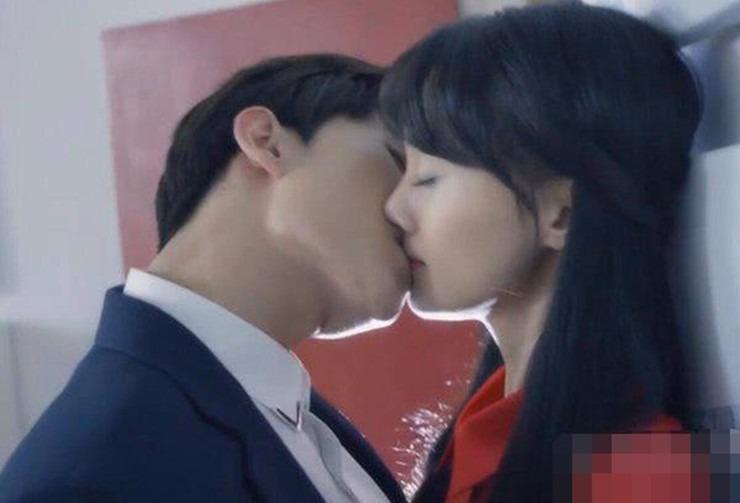 Những cảnh hôn không mở miệng trong phim tỷ lượt xem gây tranh cãi-8