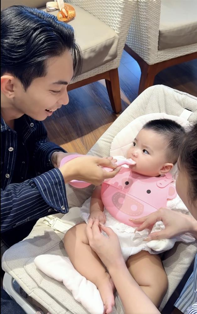 Là mẹ 3 con, Khánh Thi bị góp ý vì để móng tay dài chăm con nhỏ, xem cho con ăn dặm hú hồn-2