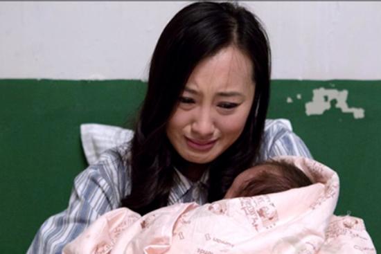 Chồng bỏ vợ mới sinh nằm viện một mình về nhà ngủ, nửa đêm nghe cuộc gọi chị hàng xóm tôi choáng váng