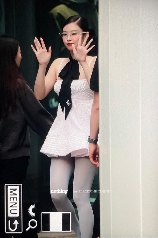 Ngoan xinh yêu Jennie hôm nay diện đồ gây tranh cãi nhưng fan vẫn tin bộ này sẽ thành hot trend-3