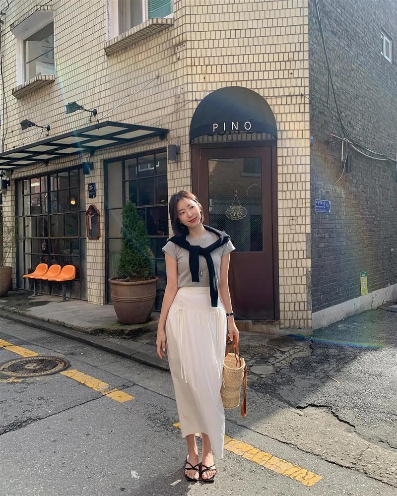 4 mẫu áo phù hợp để mặc với chân váy suông-4