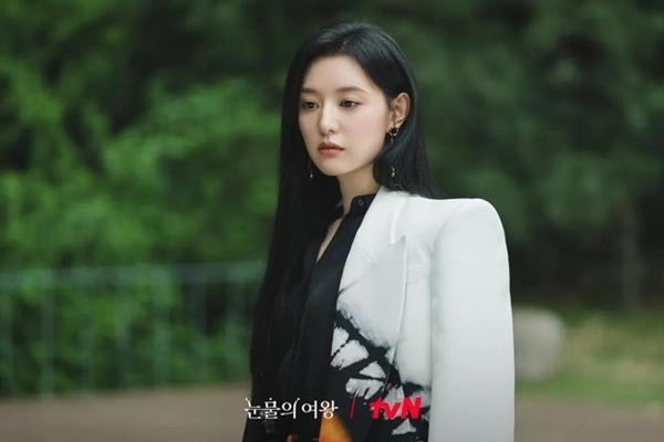 Queen of Tears: Nhan sắc Kim Ji Won gánh còng lưng những giọt nước mắt thừa thãi của Kim Soo Hyun-2