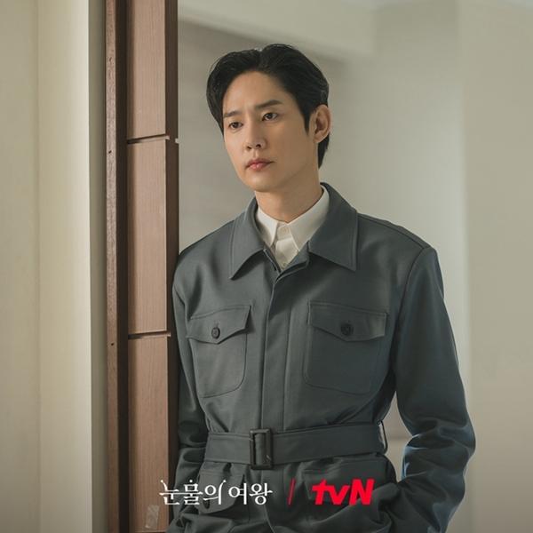 Queen of Tears: Nhan sắc Kim Ji Won gánh còng lưng những giọt nước mắt thừa thãi của Kim Soo Hyun-3