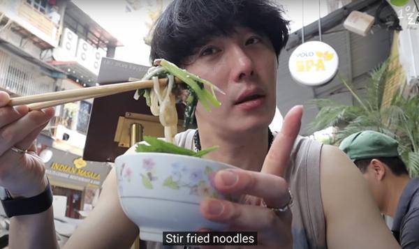 Video khám phá đồ ăn phố cổ Hà Nội của tài tử Hàn-1