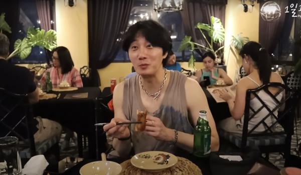 Video khám phá đồ ăn phố cổ Hà Nội của tài tử Hàn-4