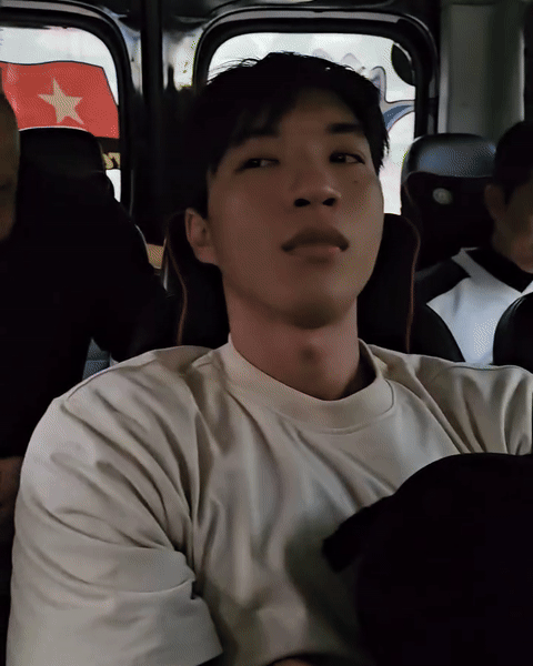 Lê Dương Bảo Lâm tiếp tục lấy chuyện giới tính làm trò đùa, HIEUTHUHAI sượng trân khi bị đánh úp hôn má-1