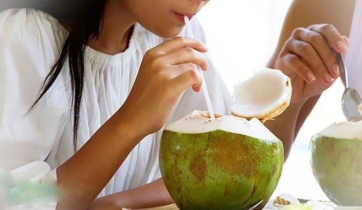 Nắng nóng có nên uống nước dừa mỗi ngày?-1