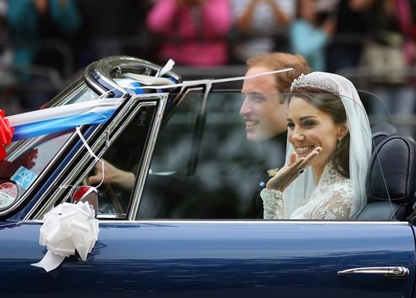 Chi tiết lạ về ảnh cưới mới đăng của William - Kate: William mặc đồ khác hôm cưới?-3