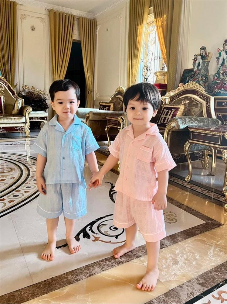 Cho con sinh đôi sang Trung Quốc chơi lễ, anh chồng Đỗ Mỹ Linh được khen ngợi vì điều này!-5