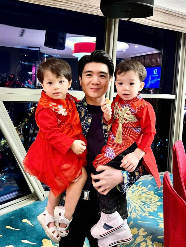 Cho con sinh đôi sang Trung Quốc chơi lễ, anh chồng Đỗ Mỹ Linh được khen ngợi vì điều này!-7