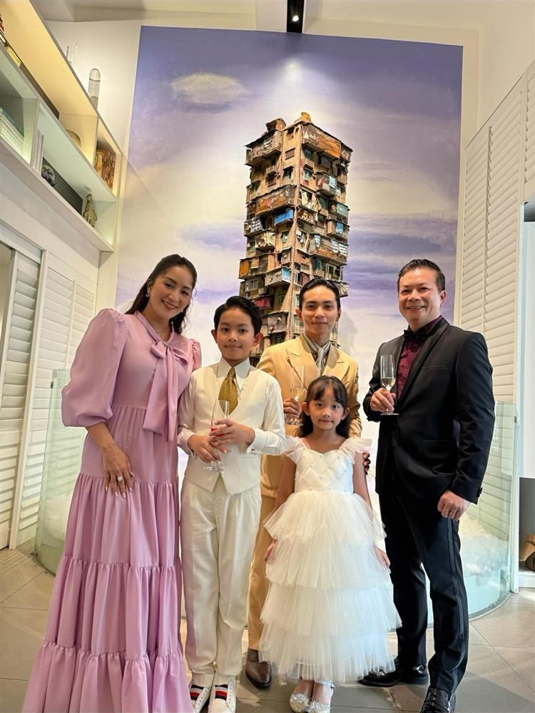 Dàn sao Vbiz xả ảnh nghỉ lễ: Bảo Anh khoe ảnh ái nữ lúc 5 ngày tuổi, Tim bù đắp cho quý tử, đả nữ Ngô Thanh Vân thành bà chủ, tranh thủ cá kiếm-1