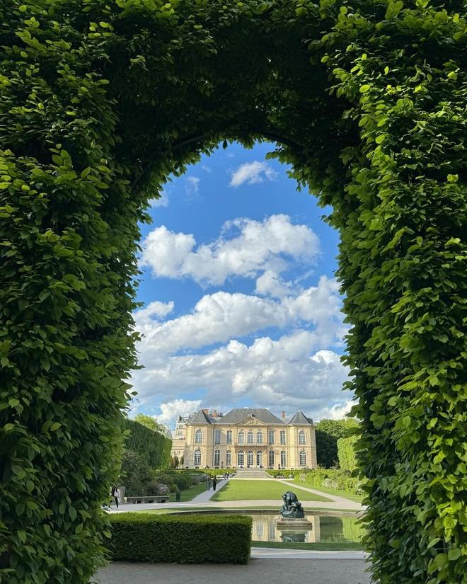 Lisa đích thân xả ảnh hẹn hò tại Pháp, bạn trai nhà tỷ phú làm phó nháy nên muốn công khai luôn?-1