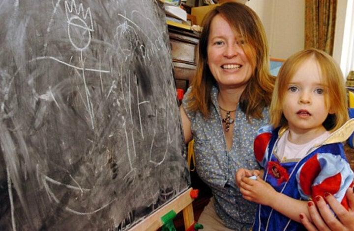 Cô bé 3 tuổi có IQ bằng Stephen Hawking gây chấn động nước Anh-2