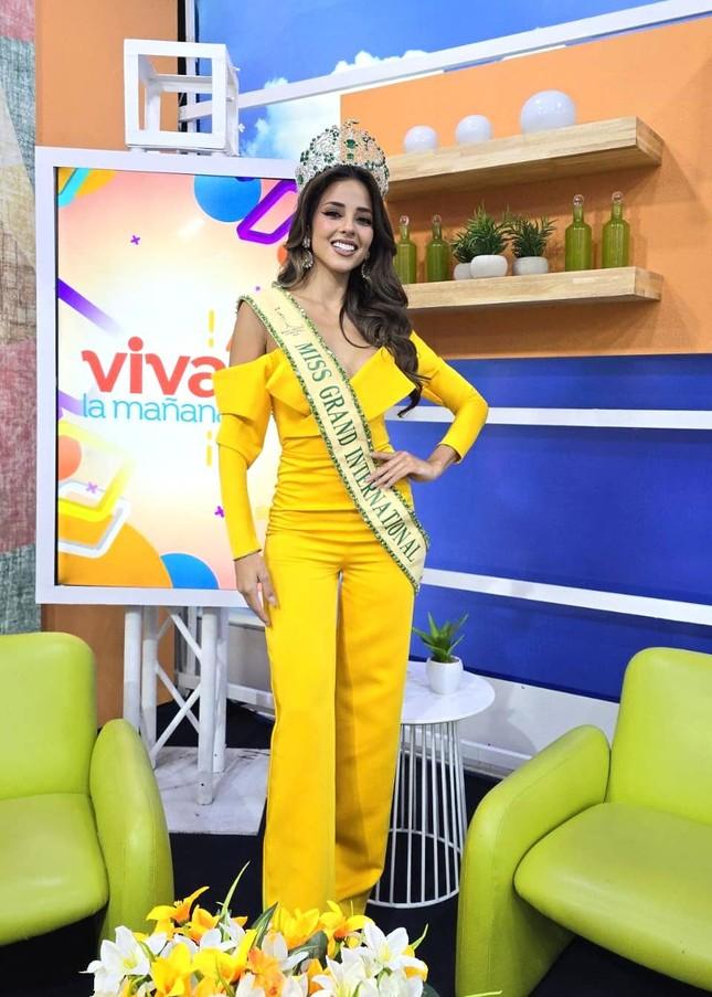 Đương kim Hoa hậu Hòa bình mặc sexy trên truyền hình-3