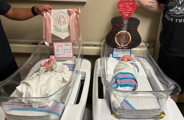 Hai em bé ra đời cùng ngày cùng nơi, có tên giống hệt một cặp vợ chồng quá cố-2