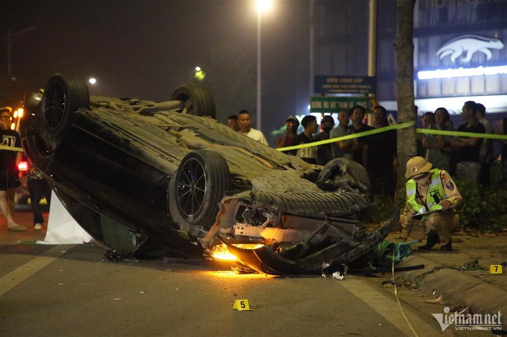 Ô tô Mercedes lật ngửa sau va chạm với xe máy ở Hà Nội-2