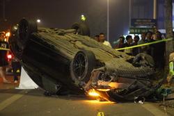 Ô tô Mercedes lật ngửa sau va chạm với xe máy ở Hà Nội