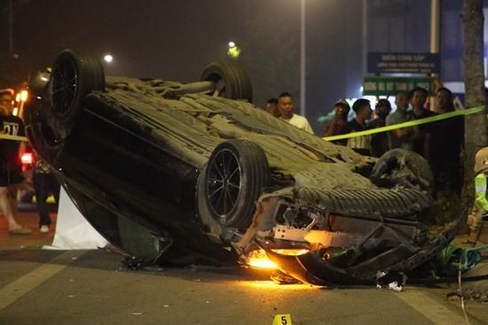 Ô tô Mercedes lật ngửa sau va chạm với xe máy ở Hà Nội