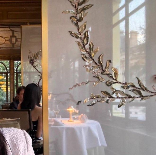 Bắt gọn Lisa hẹn hò bạn trai tỷ phú ở nhà hàng 3 sao Michelin, tấm lưng gợi cảm chiếm sạch spotlight-1