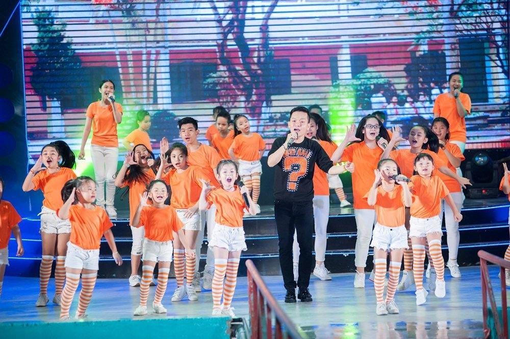 Một thành viên nhóm nhạc đình đám Vbiz một thời, giờ đi hát hội chợ nhưng ít khán giả đến xem-5