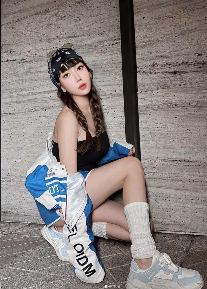 Vợ Khắc Việt chuộng kiểu trang phục tôn trọn vóc dáng búp bê đồng hồ cát-2