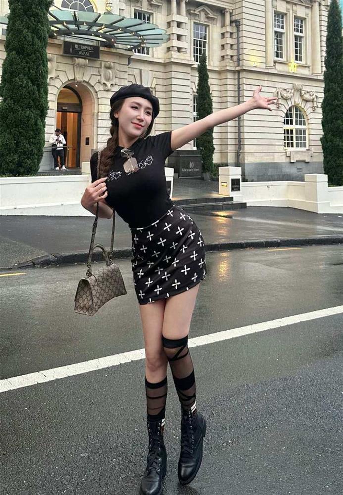 Vợ Khắc Việt chuộng kiểu trang phục tôn trọn vóc dáng búp bê đồng hồ cát-5