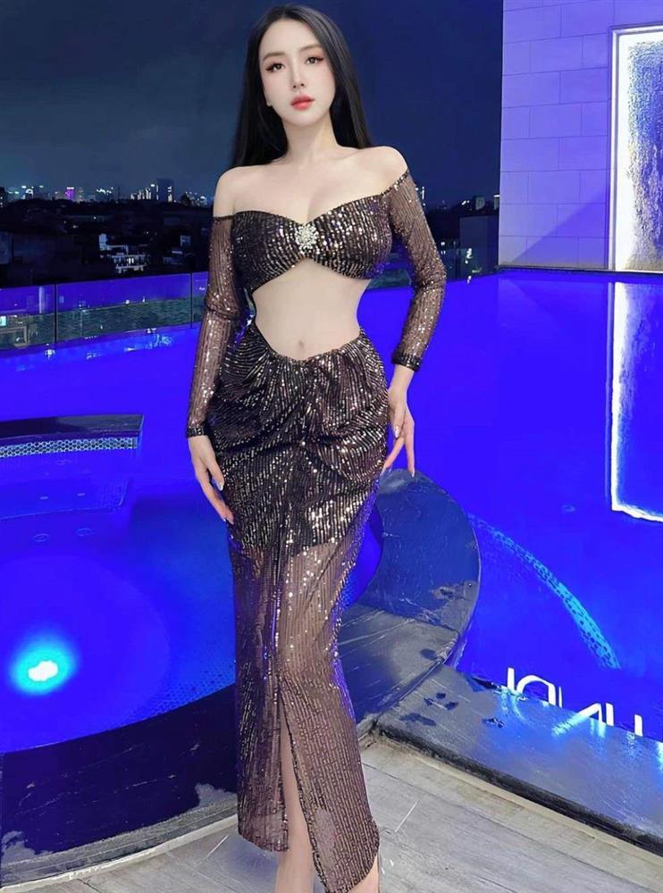 Vợ Khắc Việt chuộng kiểu trang phục tôn trọn vóc dáng búp bê đồng hồ cát-6