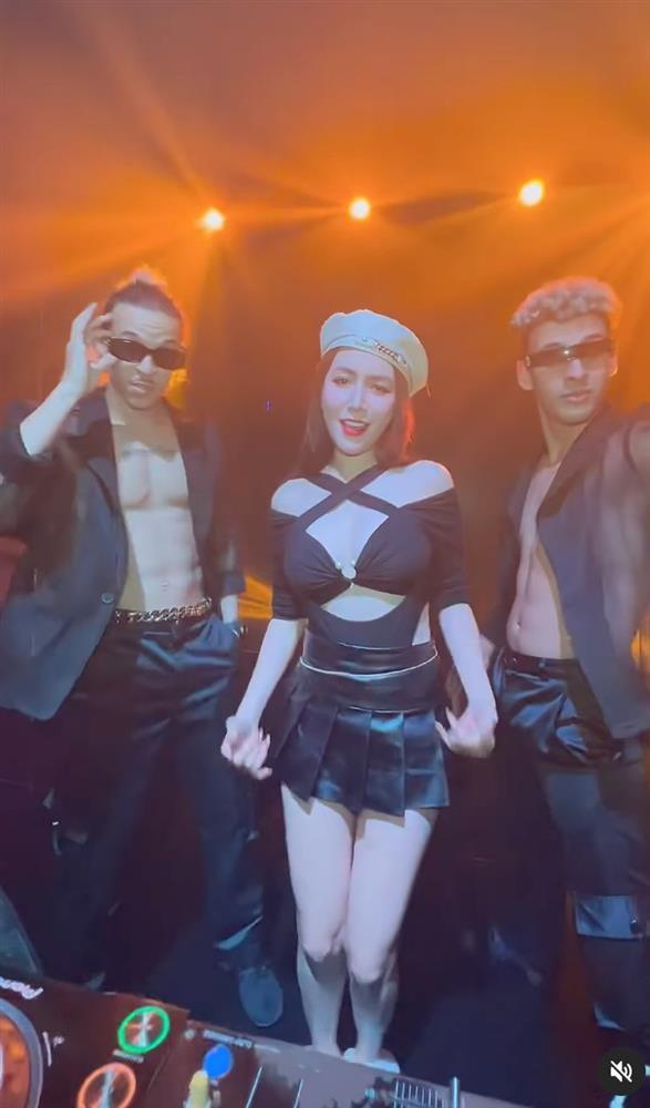 Vợ Khắc Việt chuộng kiểu trang phục tôn trọn vóc dáng búp bê đồng hồ cát-8