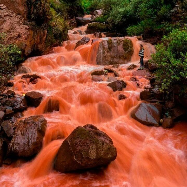 Bí ẩn dòng sông nhuộm đỏ ở Peru, tại sao chỉ đổi màu vào mùa mưa?-1