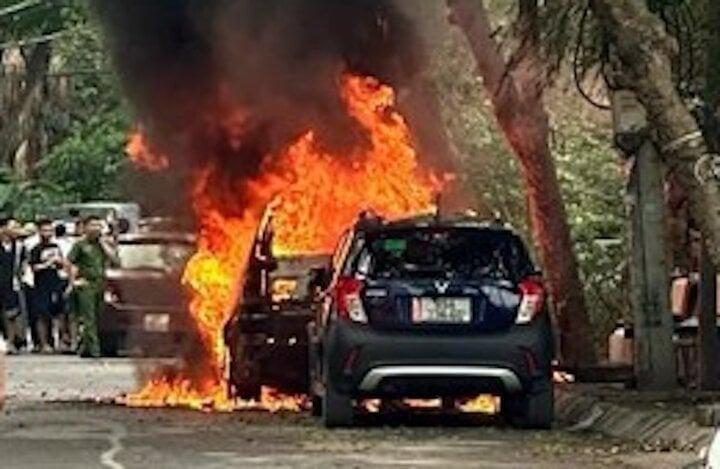 Ô tô BMW cháy trơ khung giữa trưa ở Hà Nội-1