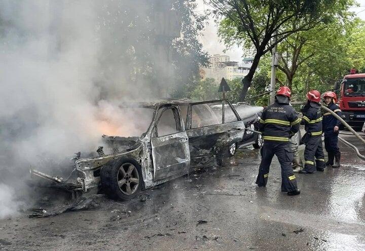 Ô tô BMW cháy trơ khung giữa trưa ở Hà Nội-2