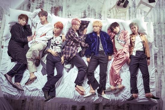 BTS biến thành 'chống đạn thiếu niên đoàn' chắn bão cho HYBE: Fan phẫn nộ gửi vòng hoa biểu tình, công ty vội vàng xin lỗi!