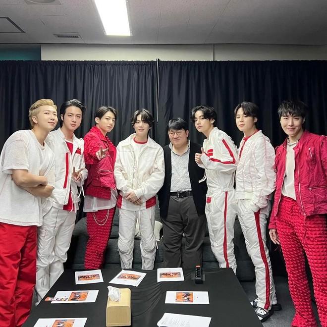 BTS biến thành chống đạn thiếu niên đoàn chắn bão cho HYBE: Fan phẫn nộ gửi vòng hoa biểu tình, công ty vội vàng xin lỗi!-3