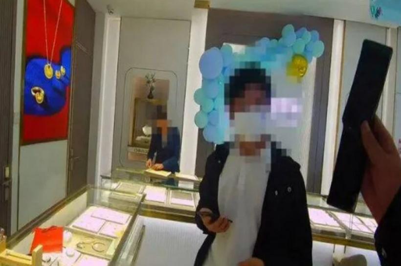 Vung tiền mua vàng như mua rau, người đàn ông bất ngờ bị cảnh sát bắt-1