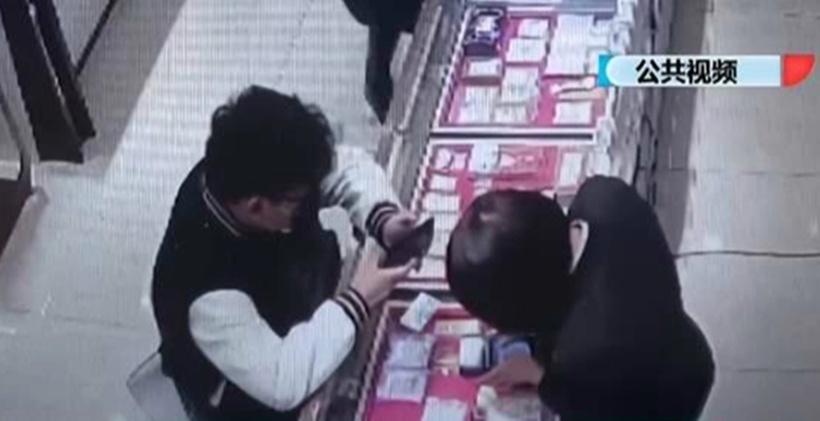 Vung tiền mua vàng như mua rau, người đàn ông bất ngờ bị cảnh sát bắt-2