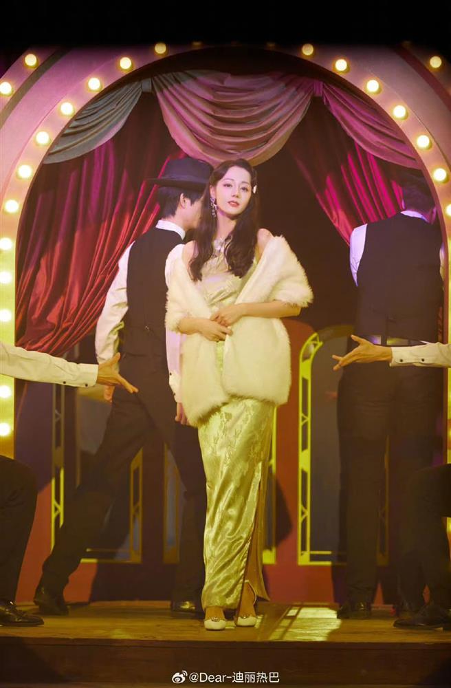 Địch Lệ Nhiệt Ba gây sốt khi hóa quý cô Thượng Hải sang trọng trong show mới-1