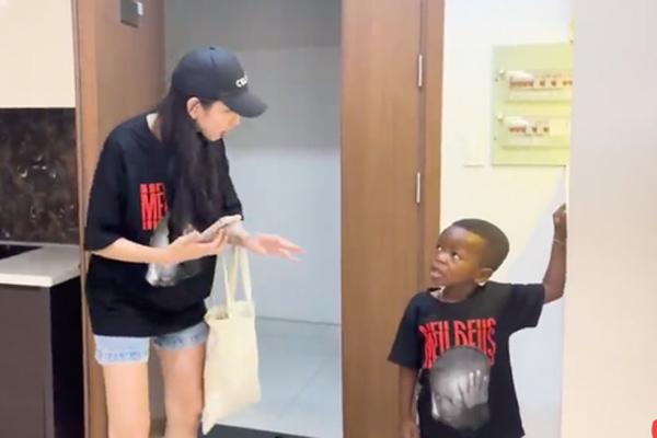 Thùy Tiên tự tay đệm đàn và hát cùng team Quang Linh Vlogs, Lôi Con minh họa nhiệt tình dù không hiểu gì-6