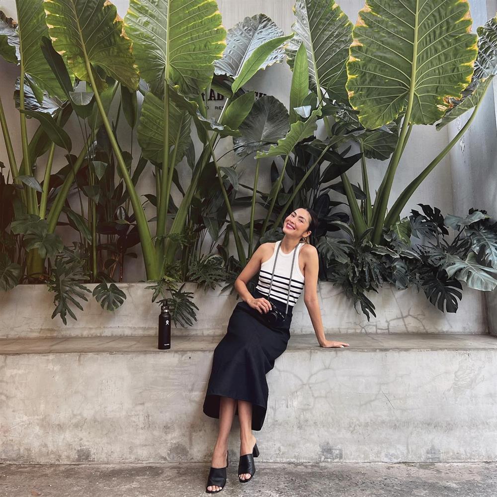 5 mẫu áo mùa hè trẻ trung được sao Việt diện nhiều-5