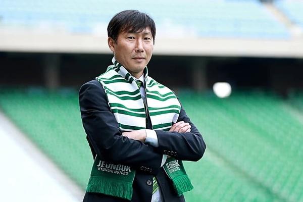 HLV Kim Sang-sik có chung công ty đại diện với ông Park Hang Seo-2