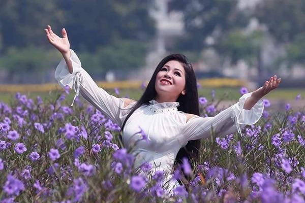 Đời thực nữ ca sĩ nhạc đỏ xứ Thanh: Cát-sê cả trăm triệu/show, tự tin đủ tiền mua biệt thự-2