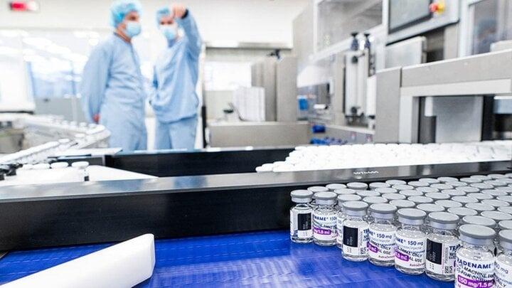 AstraZeneca thừa nhận vaccine COVID-19 có thể gây cục đông máu, nguy cơ tử vong-1