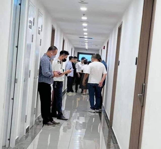 Những điểm nghi vấn vụ thi thể cô gái trên sofa: Người đàn ông bí ẩn và chiếc điện thoại bị tháo sim-1