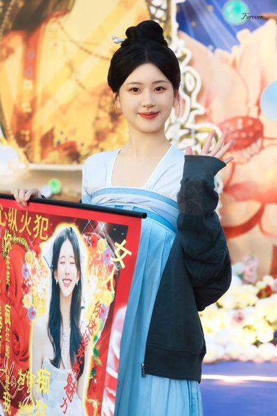 Triệu Lộ Tư bị nhân viên cũ đâm sau lưng, phải lên tiếng xin lỗi người hâm mộ-3