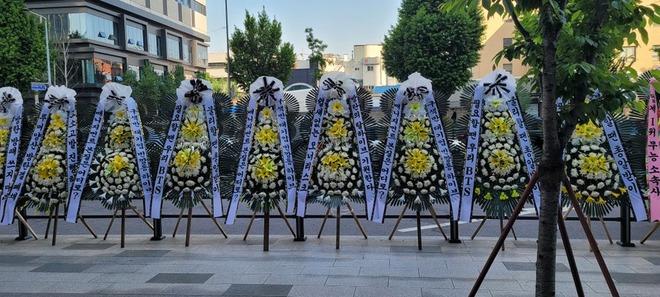 Hôm nay không có đám tang nhưng trụ sở HYBE có rất nhiều vòng hoa được gửi đến từ fan BTS-2