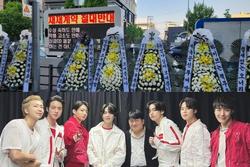 Hôm nay không có đám tang nhưng trụ sở HYBE có rất nhiều vòng hoa được gửi đến từ fan BTS