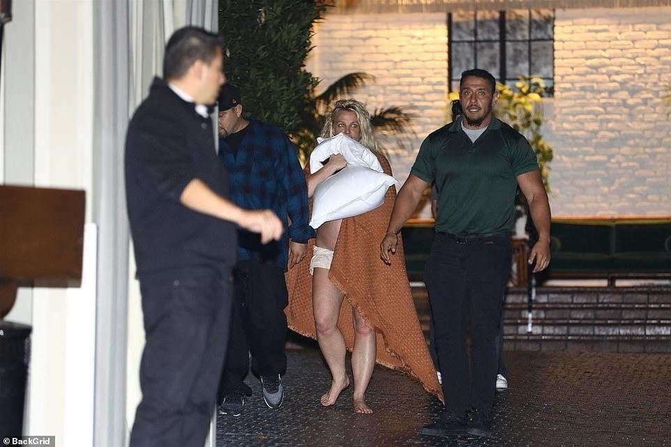 Britney Spears nhếch nhác rời khỏi khách sạn, chuyện gì đã xảy ra?-1