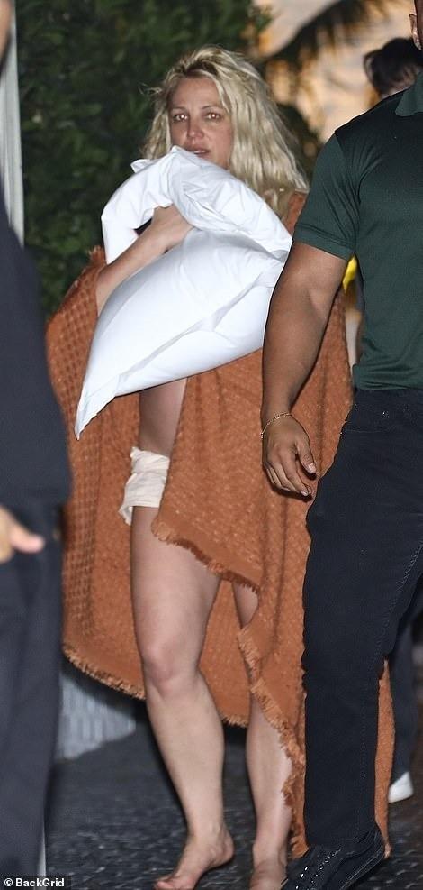 Britney Spears nhếch nhác rời khỏi khách sạn, chuyện gì đã xảy ra?-3