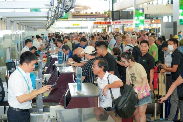 Yêu cầu thanh tra giá vé máy bay tăng cao-1