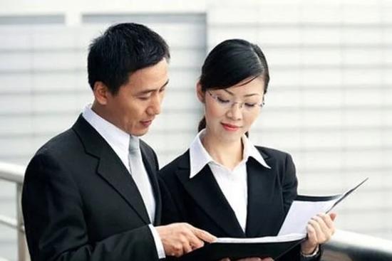 Sếp mới hóa ra là người yêu cũ, vợ tôi nhất định không chịu chuyển việc